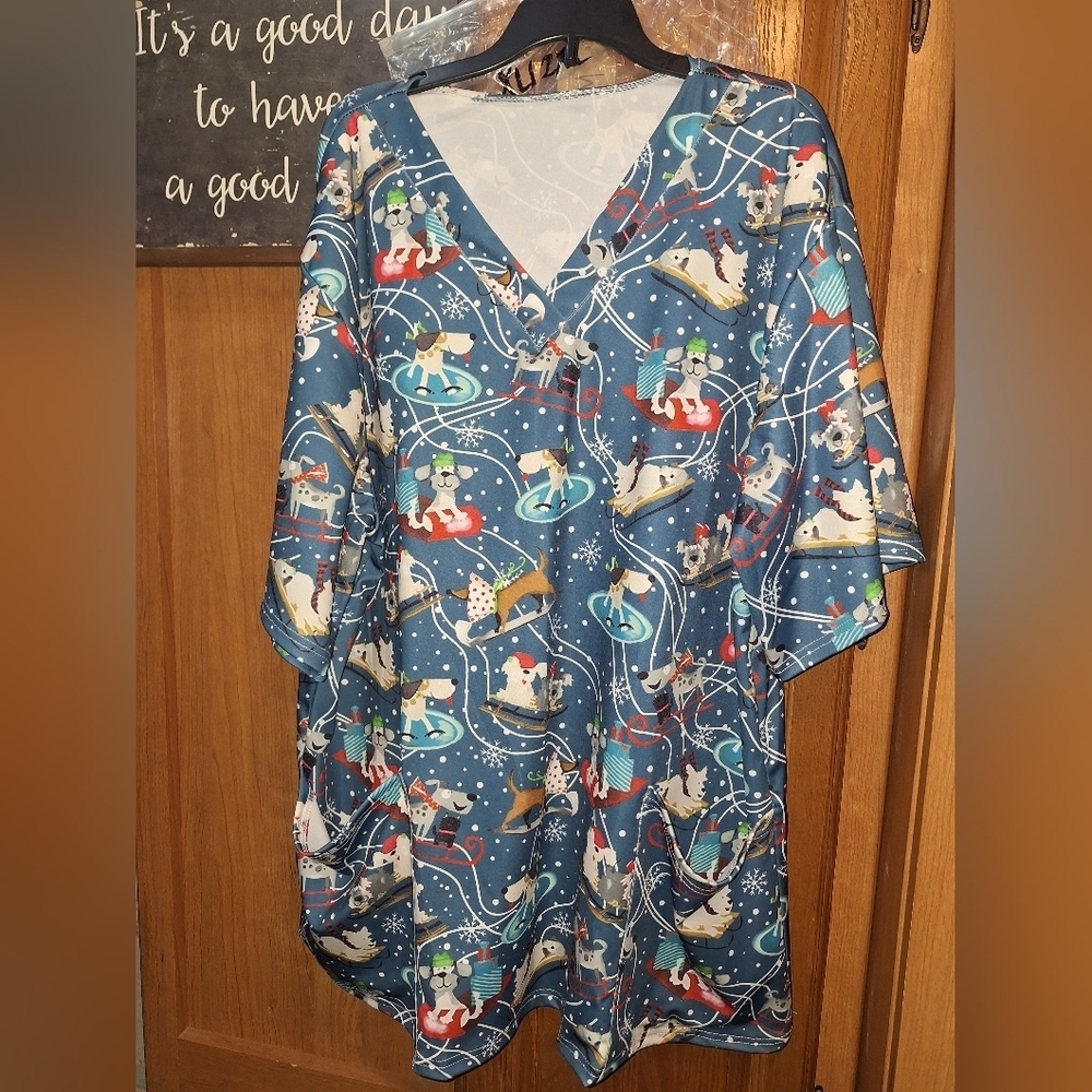 Unbranded Holiday Print With Dogs Sledding Ladies Scrub Top In A Size XL. NWOT.